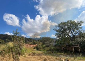 Segundo o Corpo de Bombeiros, o incêndio começou em uma área de vegetação no Parque Serra Verde -  (crédito: Reprodução / Denys Lacerda)