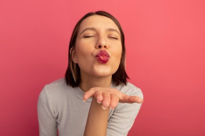 O beijo representa uma via reconhecida de transmissão, o risco efetivo varia de caso para caso -  (crédito: stockking/FreePik)