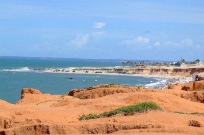Desde as décadas de 60 e 70, as falésias de Canoa Quebrada atraem visitantes devido à sua paisagem deslumbrante e ao contraste vibrante entre o azul do oceano e as formações rochosas coloridas. -  (crédito: wikimedia commons 	George Vale)