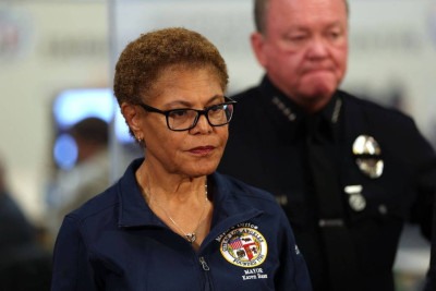 A prefeita de Los Angeles, Karen Bass, conversa com a imprensa no Centro de Operações de Emergência de Los Angeles, nos Estados Unidos  -  (crédito: Patrick T. Fallon - 9.jun.25/AFP)