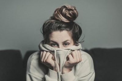 As pessoas tendem a se encolher, pois o corpo visa armazenar o máximo de calor no organismo -  (crédito: Jonathan Cooper/Unsplash)