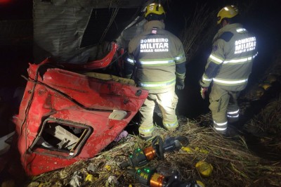 Segundo os bombeiros, o corpo do motorista foi encontrado preso às ferragens -  (crédito: Divulgação/CBMMG)