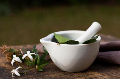 É fundamental buscar orientação de um médico ou farmacêutico antes de usar qualquer planta medicinal -  (crédito: Freepik)