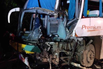 A frente do ônibus foi atingida e o motorista ficou preso às ferragens -  (crédito: Divulgação/CBMMG)