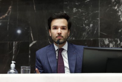 Segundo Tadeu Leite, Assembleia terá responsabilidade para discutir o futuro da Cemig e da Copasa -  (crédito: Daniel Protzner/ALMG)