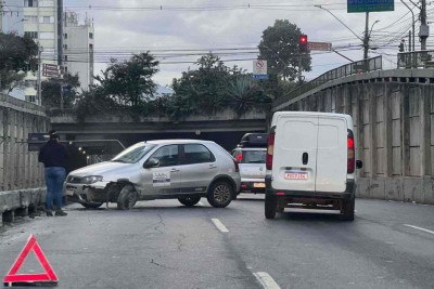 Acidente com um carro complica o trânsito da Avenida do Contorno, na altura do bairro Santo Agostinho -  (crédito: Edésio Ferreira/EM/D.A. Press)