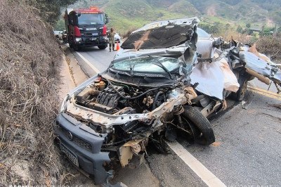 Motorista, que não teve idade divulgada, morreu no local do acidente na manhã desta terça-feira (10) -  (crédito: PMMG/Divulgação)