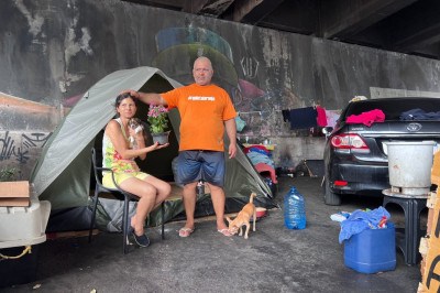 Araceli Romina moradora em situacao de rua faz placa de aniversario para atrair atencao da populacao -  (crédito: Credito: Edesio Ferreira/EM/D.A. Press.)
