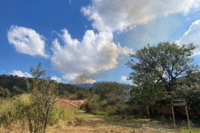 Segundo o Corpo de Bombeiros, o incêndio começou em uma área de vegetação no Parque Serra Verde -  (crédito: Reprodução / Denys Lacerda)