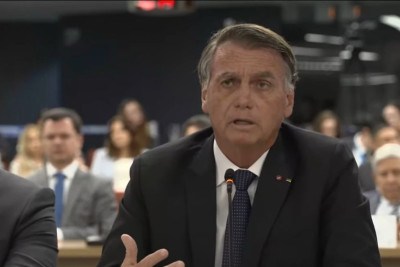 Ex-presidente Jair Bolsonaro (PL) faz uma 'brincadeira' com Moraes -  (crédito: TV JUSTIÇA/REPRODUÇÃO)
