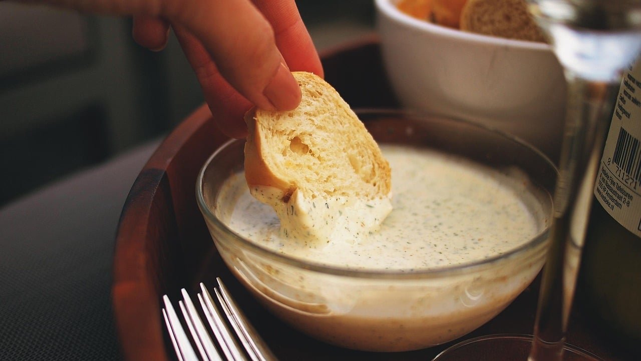O molho aioli é um creme especial produzido da mistura de alho cru com maionese. Na cozinha do Japão moderno, por exemplo, muitos chefs a misturam com o pó ou pasta de raiz-forte chamada wasabi ou com chili.