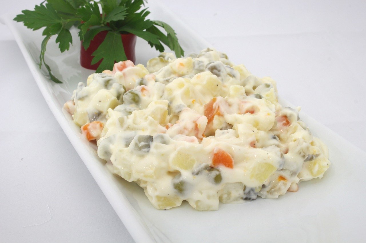 A maionese chegou ao Brasil trazida por imigrantes europeus, que trouxeram suas tradições culinárias. A produção caseira se popularizou rapidamente, especialmente como acompanhamento para a salada de batatas. 