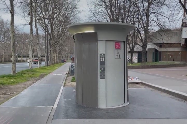 A tecnologia facilita o uso e garante que o local esteja sempre limpo e pronto para o próximo usuário. Esses banheiros são tão famosos que viraram até pontos turísticos!