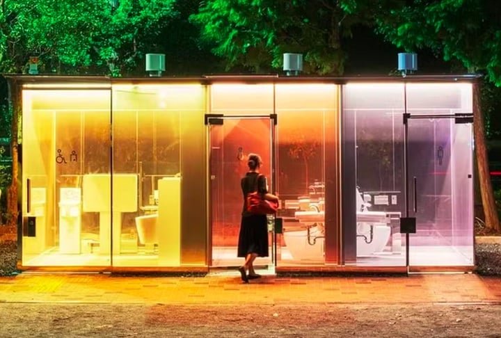 2) Tóquio, Japão - Chamado de Yoyogi Fukamachi Mini Park, esse banheiro foi projetado pelo arquiteto Shigeru Ban e se tornou um ícone. Feito com vidros coloridos e transparentes, a privacidade é garantida pela tecnologia que torna os vidros opacos quando a porta é trancada
