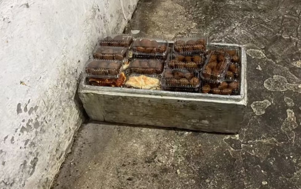 Também foram encontrados utensílios com carne moída e bolinhos mal armazenados no chão, sem refrigeração. Uma situação que causou nojo e revolta. 