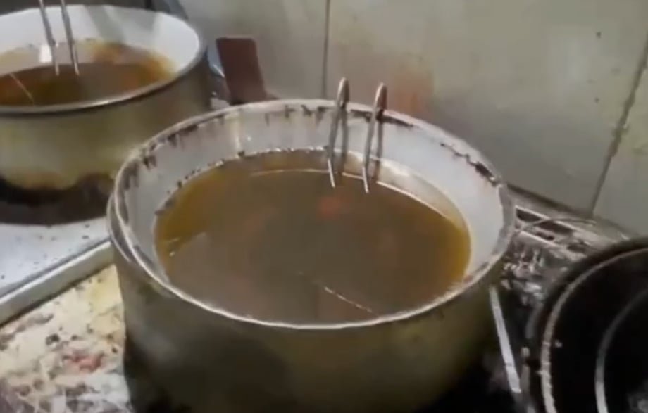 Além de bichos e sujeira, havia óleo com aparência de ser reutilizado diversas vezes nas panelas. Bastante escurecido e com mau cheiro.