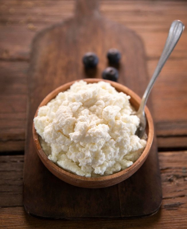 A produção de queijos, em geral, tem uma história cercada de evidências arqueológicas. No entanto, os queijos magros surgiram posteriormente, com a preocupação crescente com a saúde e a redução do consumo de gorduras. 