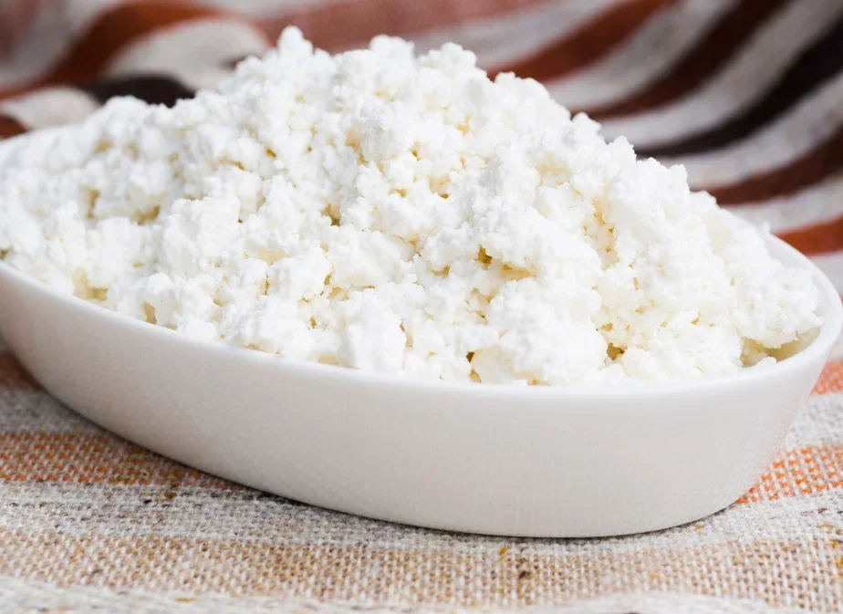 O termo "cottage" pode ser usado em outros contextos, como em produtos derivados de leite (como o queijo) ou em situações onde se pretende enfatizar a simplicidade ou o aspecto rústico de algo. 