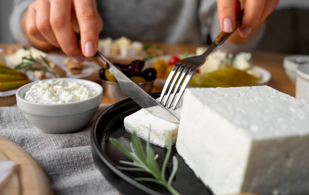 Nesse sentido, o baixo teor de gordura saturada nos queijos magros ajuda a reduzir o colesterol LDL, algo que minimiza as doenças cardíacas.