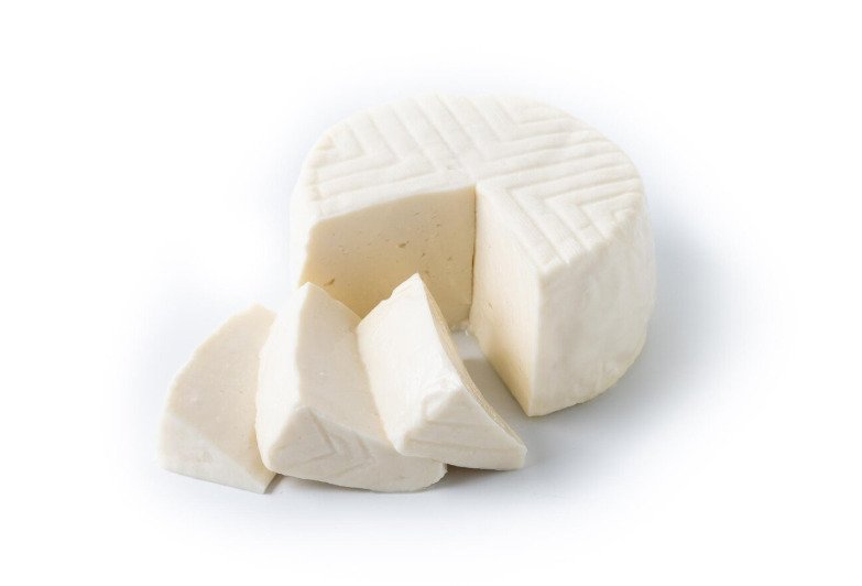 Inicialmente, a ricota era uma forma de aproveitar o soro do leite, um subproduto da produção de queijos, mas logo conquistou o consumidor. O nome vem do italiano "ricotta", que significa "recozido", referindo-se ao processo de cozedura do soro do leite. 