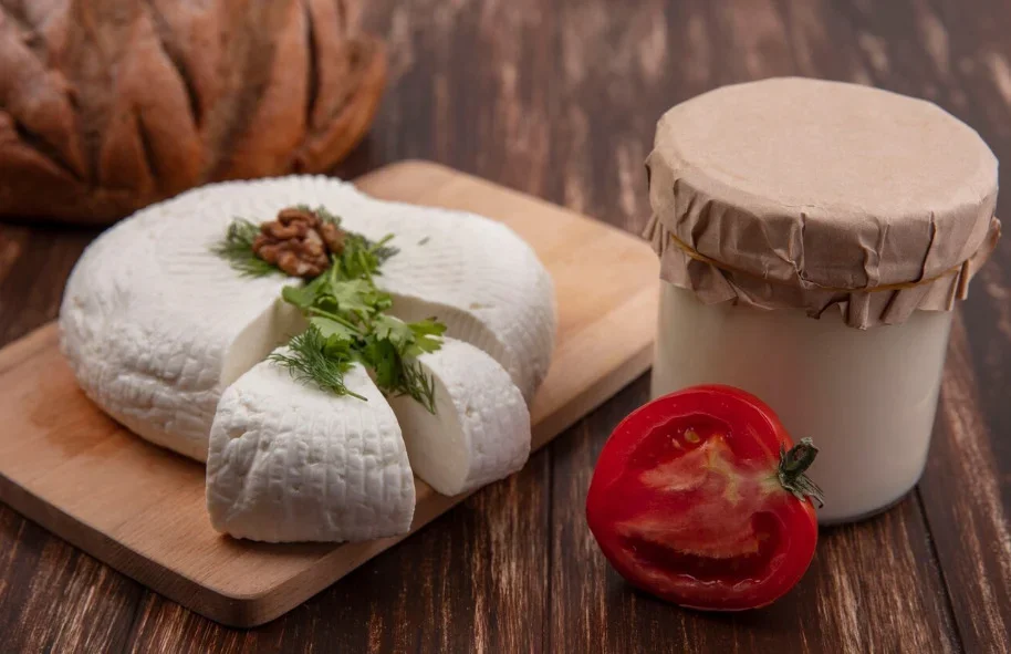 Inicialmente, o queijo cottage era produzido em casa, utilizando o leite excedente depois de se tirar o creme. Com o desenvolvimento industrial, a produção deste alimento passou a ser realizada em larga escala, com a utilização de leite desnatado pasteurizado. 