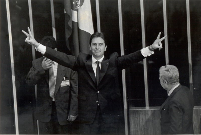 Mais uma vez, entrou em prática um programa para tentar estabilizar a inflação que assolava o país. O “Plano Brasil Novo”, popularmente conhecido como “Plano Collor”, foi instituído em 16 de março de 1990