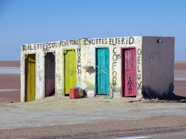 7) Chott el Djerid, Tunísia - Localizado na beira da estrada, esse banheiro é famoso por ficar próximo de uma região com um grande lago salgado no sul da Tunísia. 