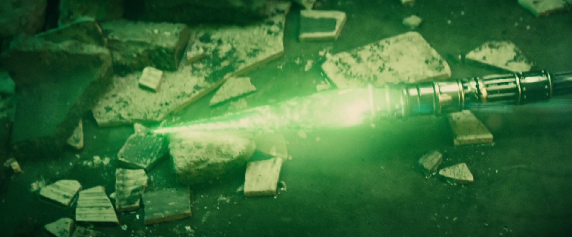 Espada de Kryptonita: Batman já utilizou uma espada feita de kryptonita para combater Superman, explorando sua vulnerabilidade à substância.
