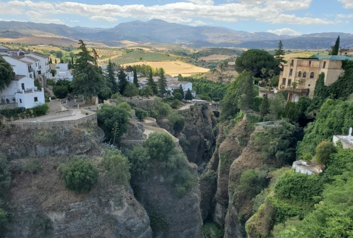 A falésia de Ronda contribuiu historicamente para a defesa da cidade durante a Reconquista Espanhola, um período em que as regiões dominadas pelos mouros foram gradualmente retomadas pelos cristãos.