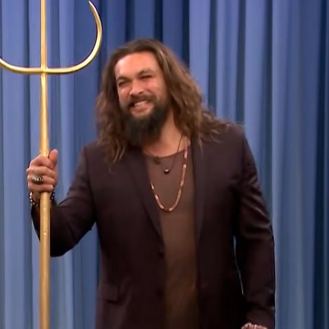 Jason Momoa - Nascido em 1/8/1979 no Havaí, nos Estados Unidos, o ator, roteirista, diretor e produtor, que também é modelo, tem 1,93 metro. 