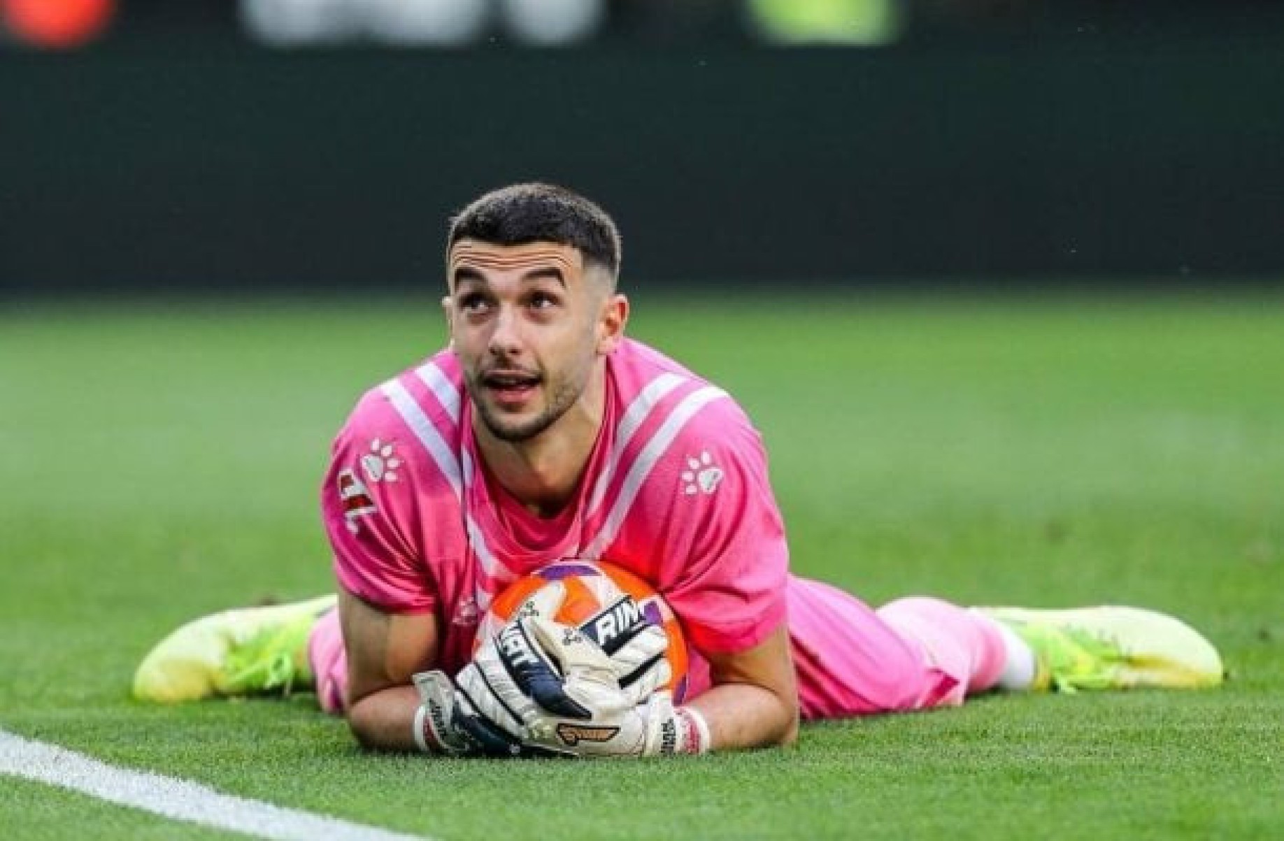 Barcelona perto de contratar goleiro do rival