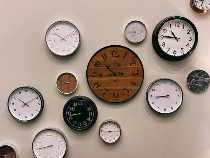 Desde os primeiros instrumentos rudimentares que mediam o tempo através da observação do sol e das estrelas, até os relógios de hoje, luxuosos ou tecnológicos, a busca pela medição precisa do tempo tem sido uma constante na história da humanidade.