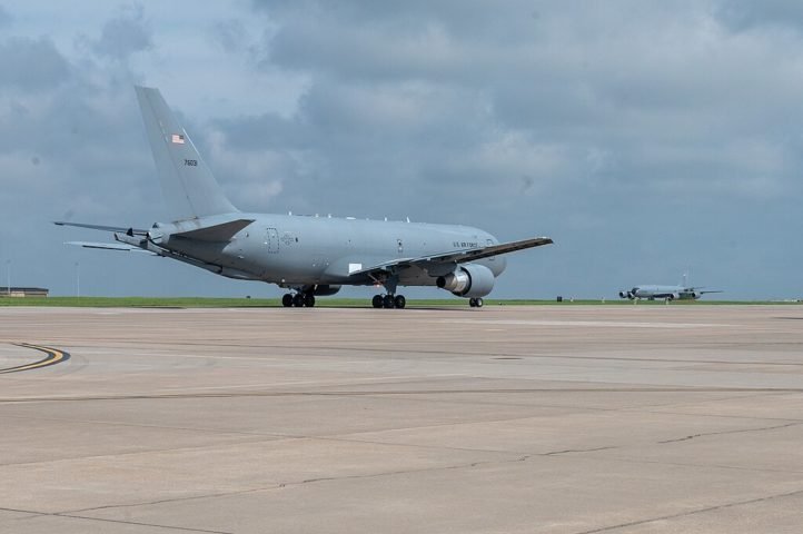 Em agosto/24, um dos mais renomados espetáculos aéreos dos Estados Unidos teve que ser cancelado devido à ocorrência desse fenômeno na Base Aérea de McConnell, no Kansas.