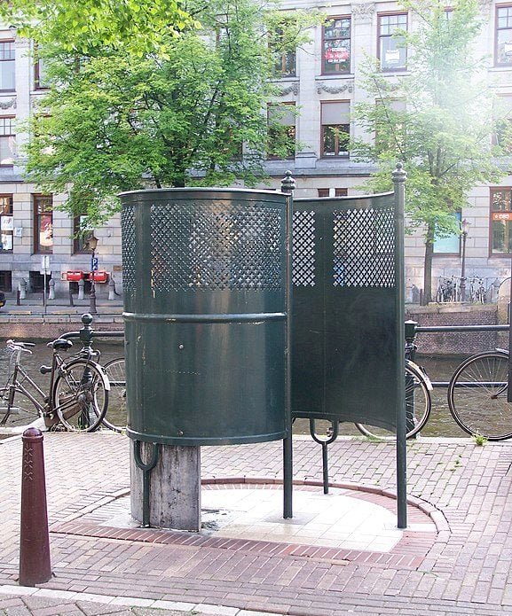 Apesar de icônicos, essas cabines com mictórios a céu aberto — e sem porta — costumam deixar um certo mau cheiro para quem passar perto.