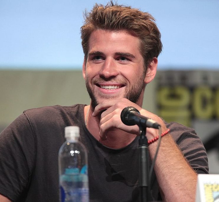 Liam Hemsworth - IrmÃ£o de Cris, nascido em 13/1/1990, na mesma cidade de Melbourne, na AustrÃ¡lia, o ator mede 1,91 metro.