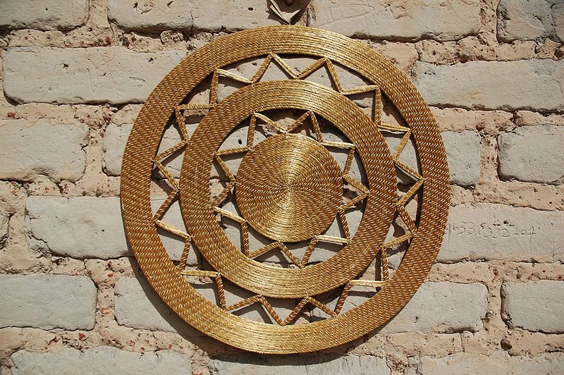 Elas podem ser feitas de diversos materiais, alguns surpreendentes. No Jalapão, no Tocantins, artesãos trabalham de forma criativa com capim dourado e, entre diversos objetos decorativos, produzem belas mandalas. 