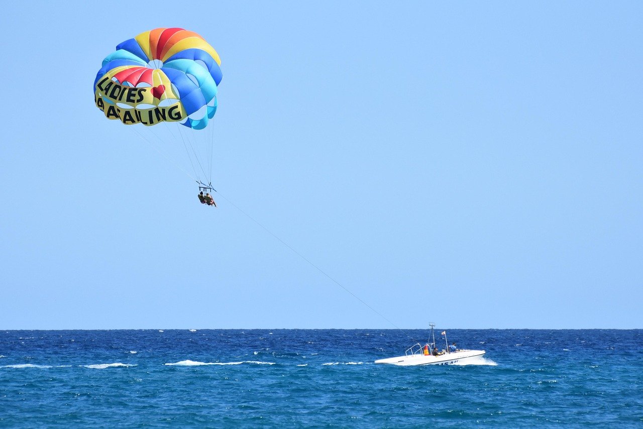 É um esporte aquático e recreativo que consiste em ser rebocado por um barco enquanto preso a um paraquedas especial (parasail).-Ben Kerckx/Pixabay