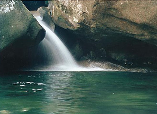 Parque Nacional da Serra dos Órgãos (RJ) - A área que abriga o famoso monte "Dedo de Deus", na Região Serrana do Rio de Janeiro, tem cachoeiras que formam poços propícios ao mergulho. Dentre as quedas d'água, uma é famosa: a Véu de Noiva, ponto turístico movimentado na área de preservação. 