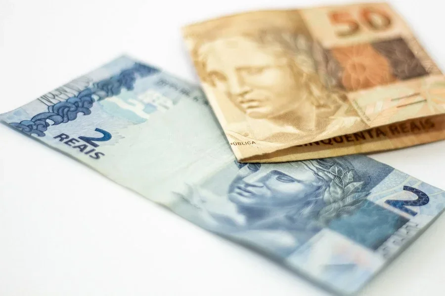 Alguns especialistas apontam que o “Plano Real” mostrou-se um dos mais eficazes da história do país, pois conseguiu reduzir a inflação, além de ampliar o poder de compra da população.