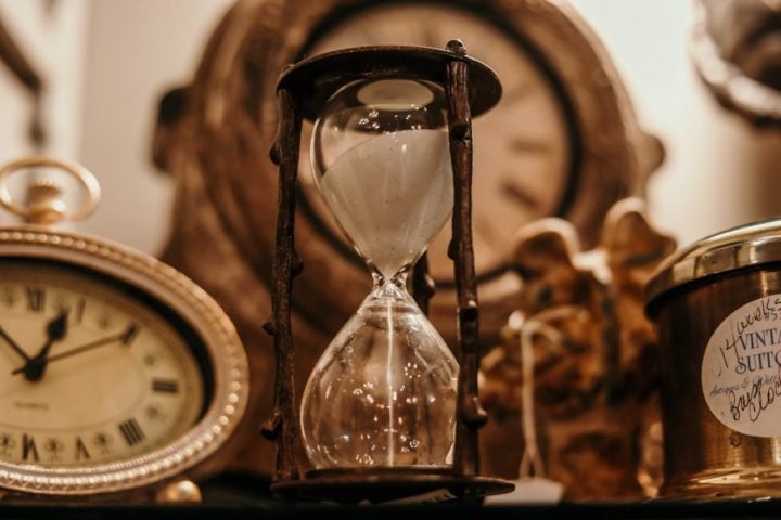 Por fim, os relógios de areia (ampulhetas), que eram ampolas de vidro com areia que fluía de um compartimento para outro, medindo intervalos de tempo curtos.