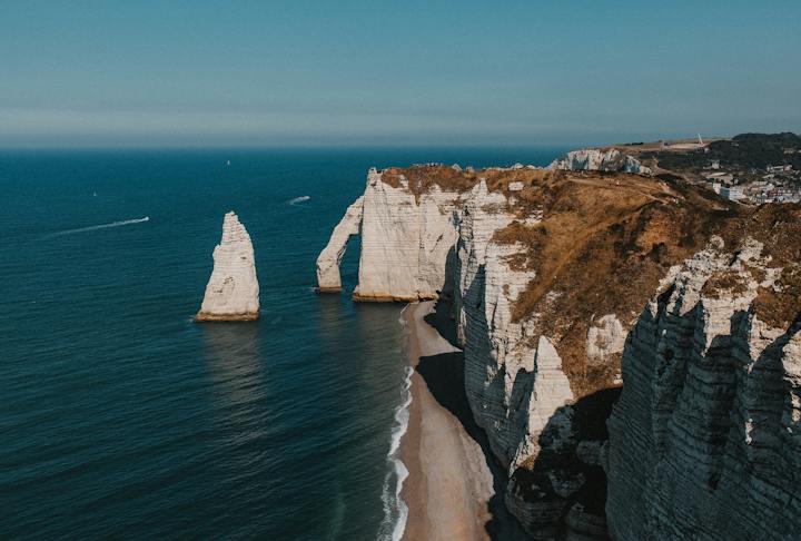 4) Etretat, França: Conhecidas pelo branco predominante que chama a atenção, essas rochas ficam na costa da Normandia, ao norte da França, em uma cidade chamada Etretat, que deu nome a elas.