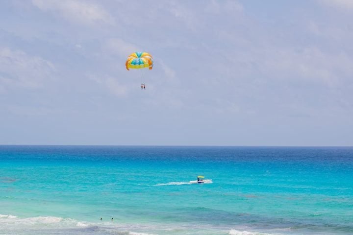 O parasailing é muito popular em destinos turísticos costeiros, como praias do Caribe, Mediterrâneo, Sudeste Asiático e até no Brasil.-Pexels/Tellez Erik