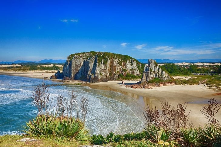 8) Torres, Brasil: Torres é uma cidade costeira do Rio Grande do Sul, conhecida por suas formações rochosas imponentes, que se estendem ao longo da costa. Torre Norte (ou Morro do Farol), a Torre do Meio (ou Morro das Furnas) e a Torre Sul, na praia da Guarita, são alguns pontos famosos.
