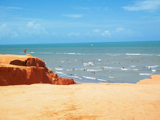 9) Canoa Quebrada, Brasil: Essas formações ficam situadas a aproximadamente 182 km de Fortaleza, Ceará, e chegam a alcançar 30 metros de altura.