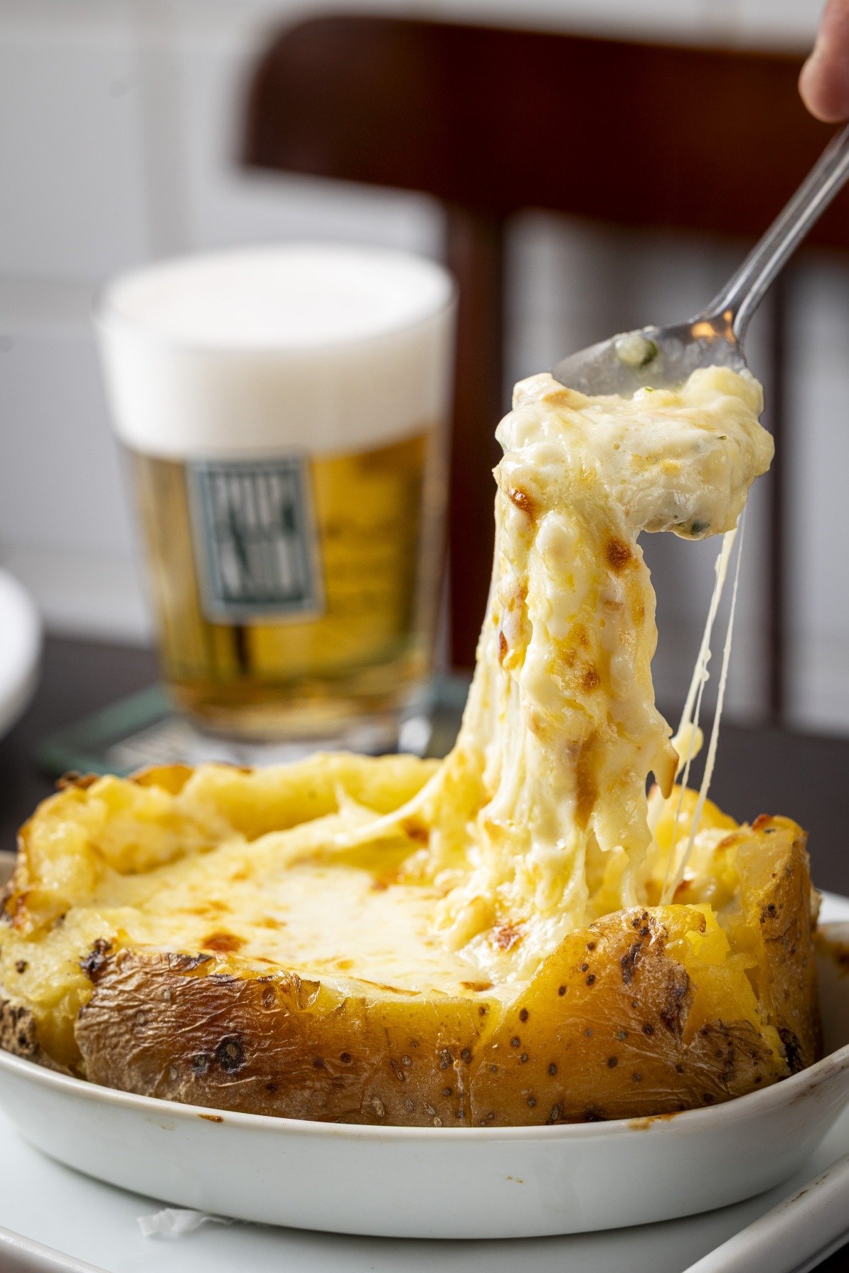 Além de servir um buffet self-service, as tradicionais batatas recheadas, os pop pasteizinhos e diversos petiscos acompanhados de uma seleção de mais de 10 tipos de chope, o bar se consolida como um espaço de afeto