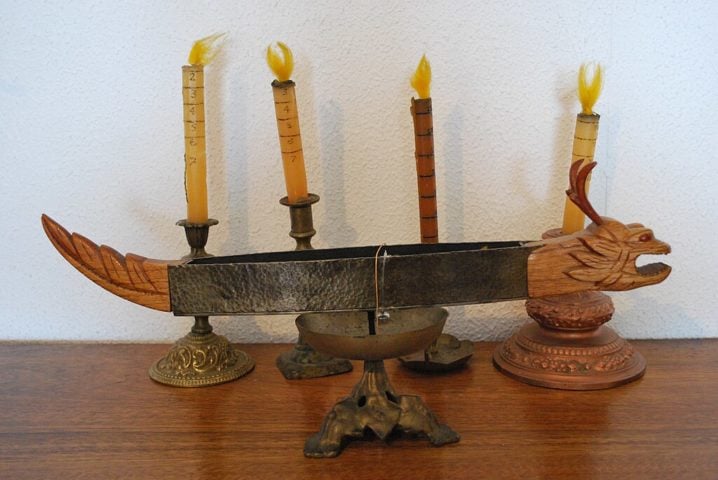 Na Idade MÃ©dia, surgiram os relÃ³gios de velas (velas graduadas que marcavam o tempo pela quantidade de cera queimada) e os relÃ³gios de fogo (incensos com marcas que indicavam o tempo pela quantidade queimada).