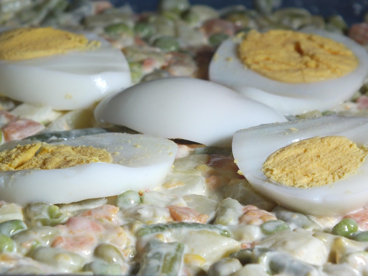 Além disso, no leste europeu, é comum misturar iogurte, creme e outros ingredientes com maionese para produzir um novo produto muito apreciado naquela região.