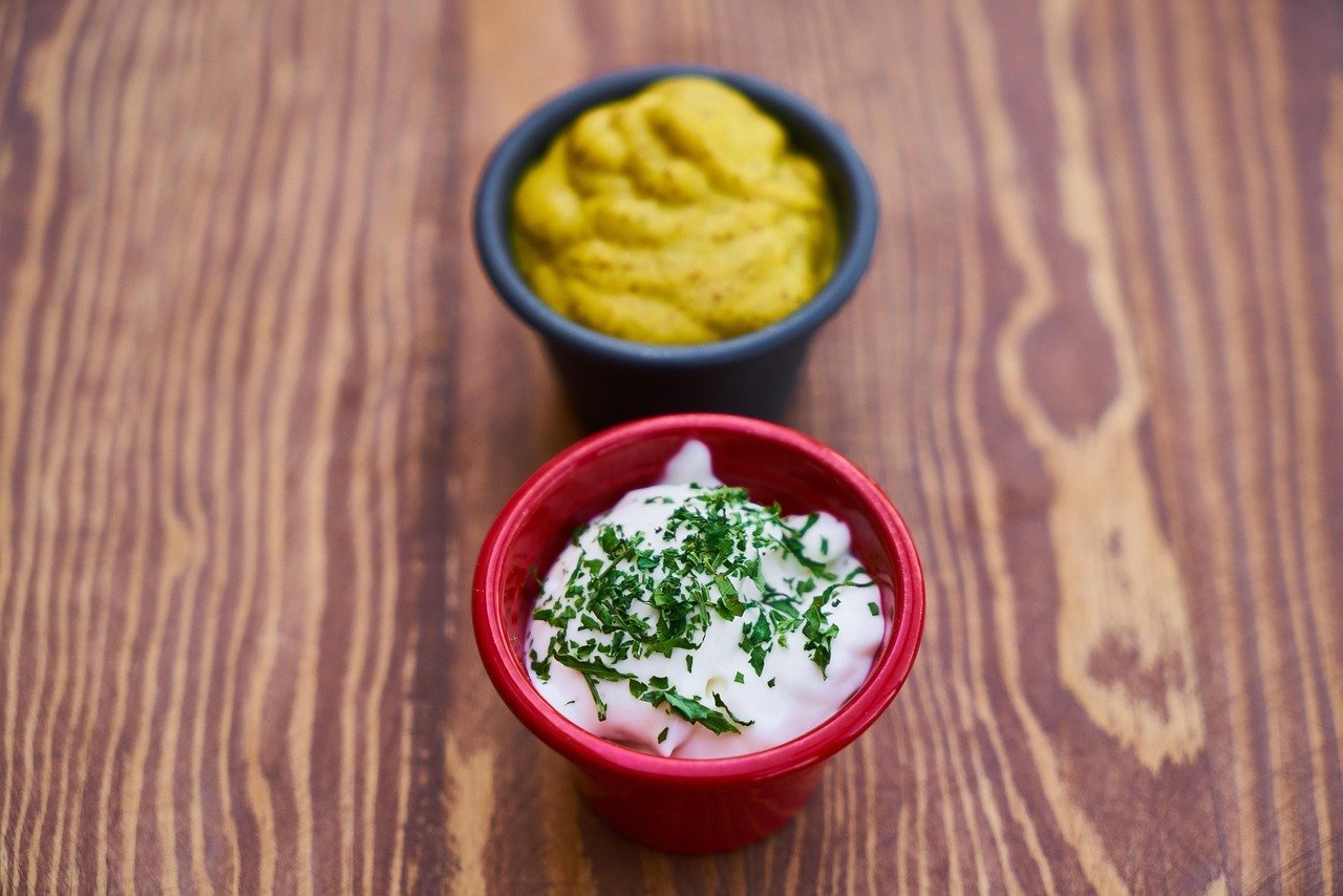 Ele, então, levou a novidade para a França, chamando-a de mahonaise, a qual mais tarde passou a ser conhecida como mayonnaise, se popularizando em vários países do mundo.
