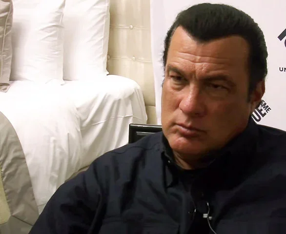 Steven Seagal - Nascido em 10/4/1952 em Lansing, no Michigan, EUA, o lutador de artes marciais que abandonou a profissão de ator e hoje treina soldados na Rússia mede 1,93 metro. 