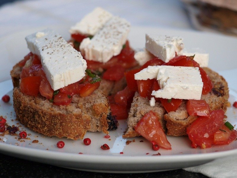 Com a Globalização, o queijo de cabra se espalhou e foi produzido em diversas regiões do mundo, com receitas e tradições únicas em países como França, Grécia, Holanda, entre outros. 